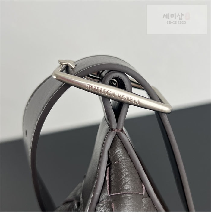 Bottega Veneta 보테가베네타 미디움 인트레치아토 트래블러 호보 숄더백 폰단트 Bag 4번 이미지