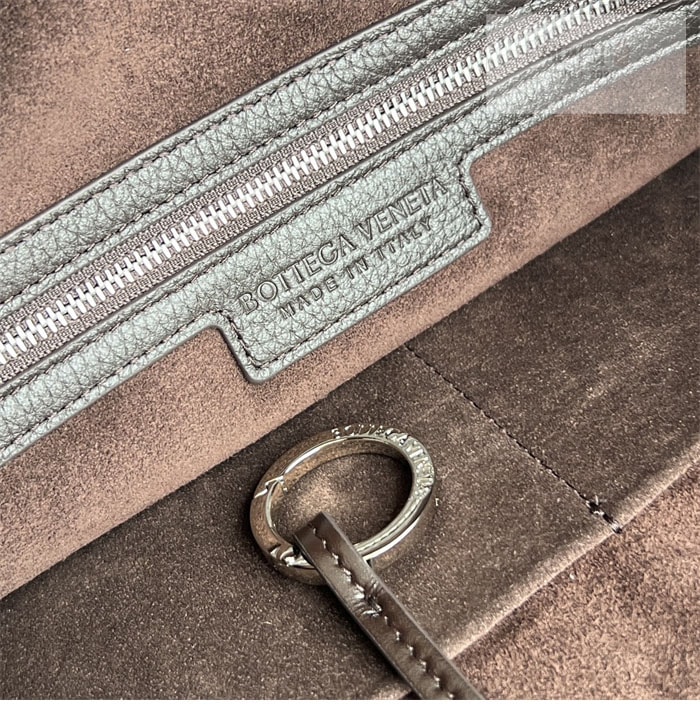 Bottega Veneta 보테가베네타 미디움 인트레치아토 트래블러 호보 숄더백 폰단트 Bag 11번 이미지