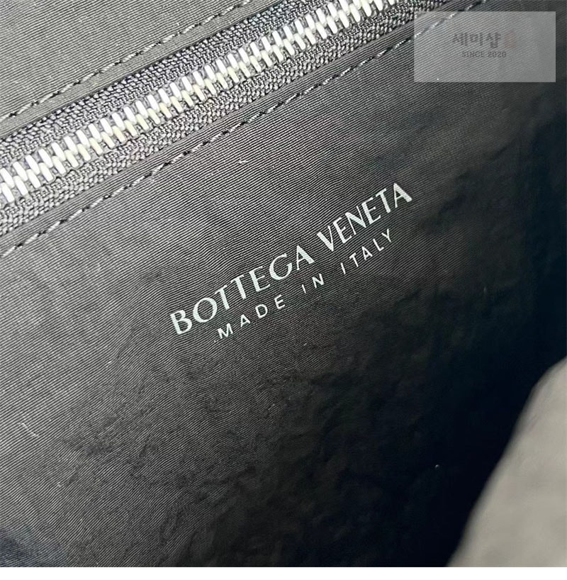 Bottega Veneta 보테가베네타 인트레치아토 포스티노 백 “ 2 COLOR ” 블랙 Bag 7번 이미지
