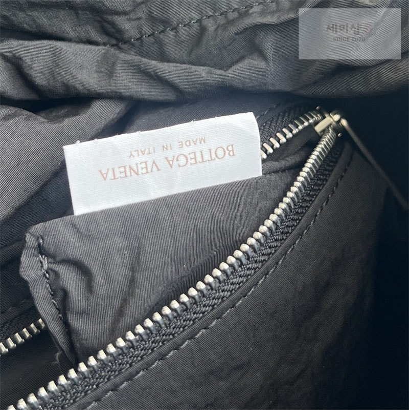 Bottega Veneta 보테가베네타 인트레치아토 포스티노 백 “ 2 COLOR ” 블랙 Bag 18번 이미지