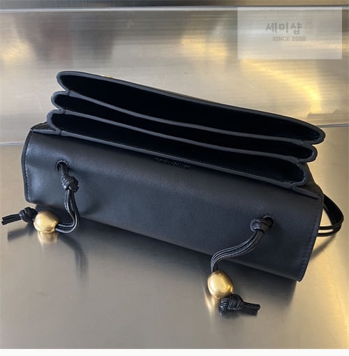 Bottega Veneta 보테가베네타 트리오 파우치 온 스트랩 “ 3COLOR ” 블랙 Bag 4번 이미지