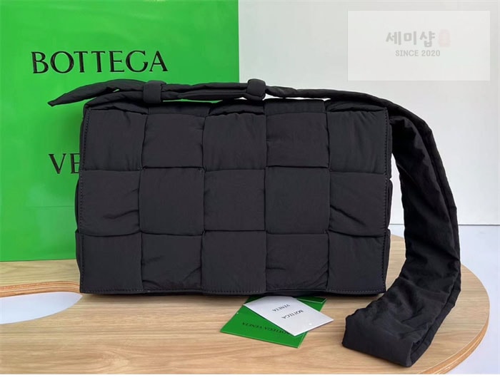 Bottega Veneta 보테가베네타 패디드 테크 카세트 백 “ 3COLOR ” 네이비 Bag 5번 이미지