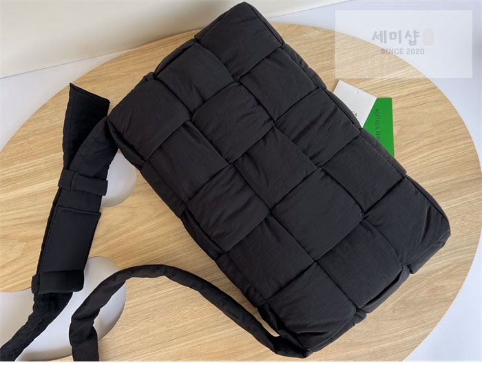 Bottega Veneta 보테가베네타 패디드 테크 카세트 백 “ 3COLOR ” 네이비 Bag 22번 이미지