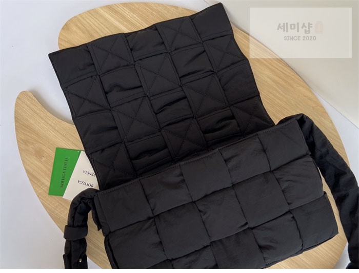 Bottega Veneta 보테가베네타 패디드 테크 카세트 백 “ 3COLOR ” 네이비 Bag 23번 이미지