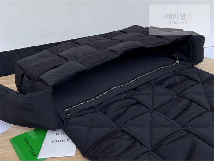 Bottega Veneta 보테가베네타 패디드 테크 카세트 백 “ 3COLOR ” 네이비 Bag 7번 이미지