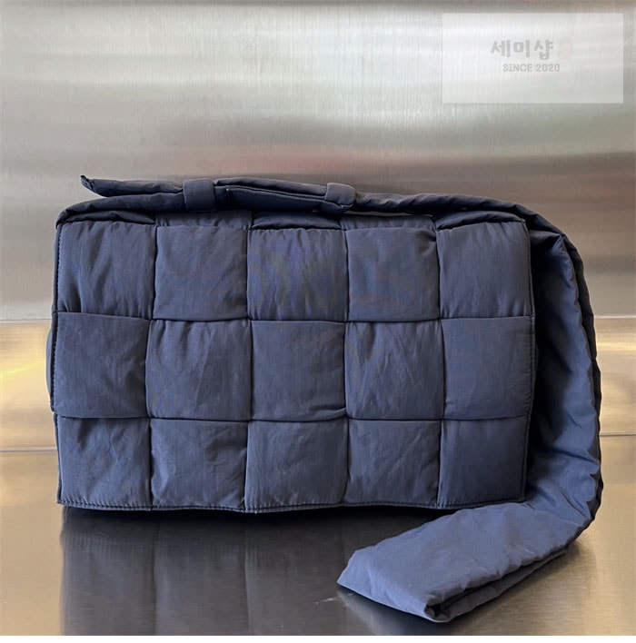 Bottega Veneta 보테가베네타 패디드 테크 카세트 백 “ 3COLOR ” 네이비 Bag 24번 이미지