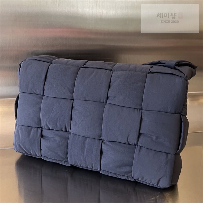 Bottega Veneta 보테가베네타 패디드 테크 카세트 백 “ 3COLOR ” 네이비 Bag 8번 이미지