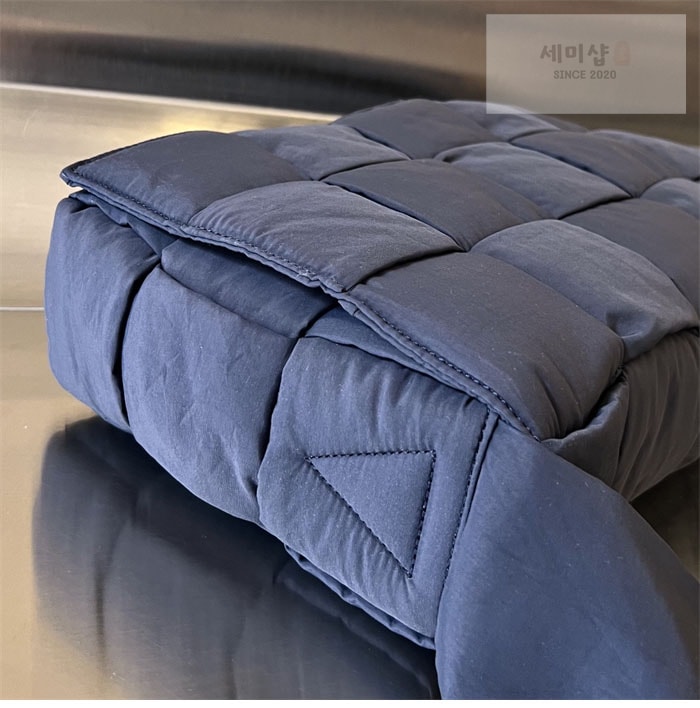 Bottega Veneta 보테가베네타 패디드 테크 카세트 백 “ 3COLOR ” 네이비 Bag 16번 이미지