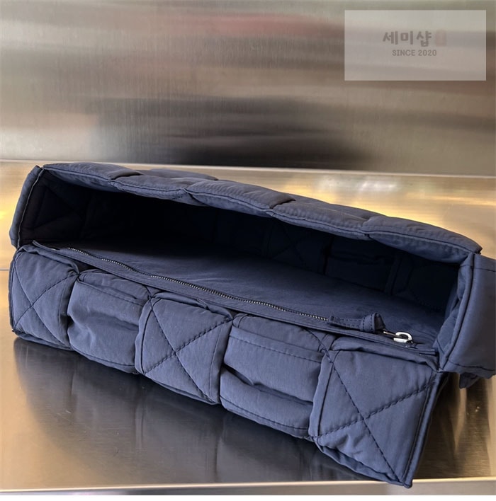 Bottega Veneta 보테가베네타 패디드 테크 카세트 백 “ 3COLOR ” 네이비 Bag 17번 이미지