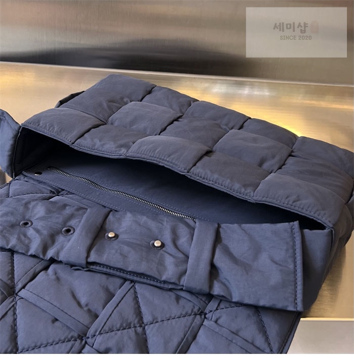 Bottega Veneta 보테가베네타 패디드 테크 카세트 백 “ 3COLOR ” 네이비 Bag 26번 이미지
