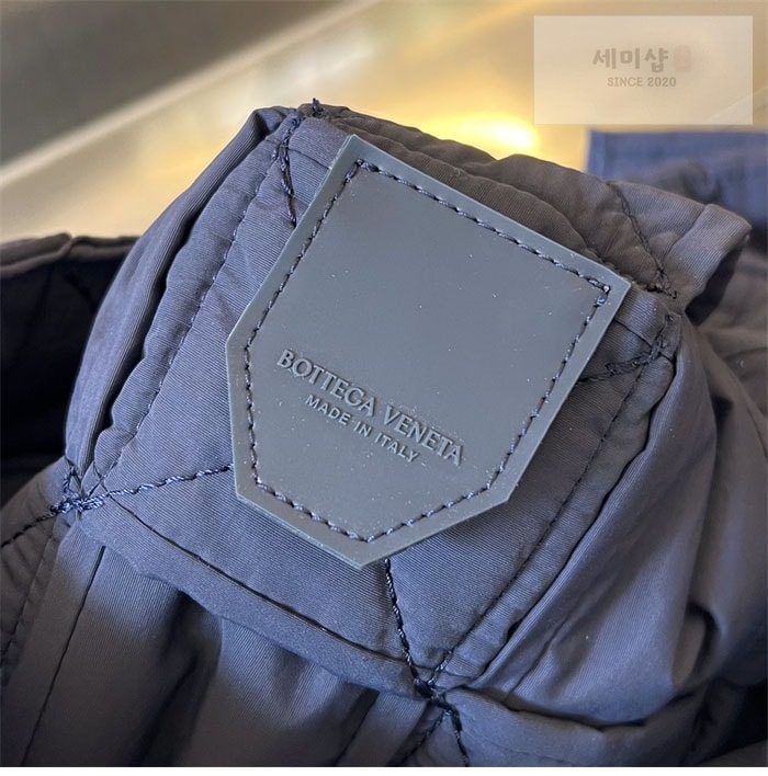 Bottega Veneta 보테가베네타 패디드 테크 카세트 백 “ 3COLOR ” 네이비 Bag 10번 이미지