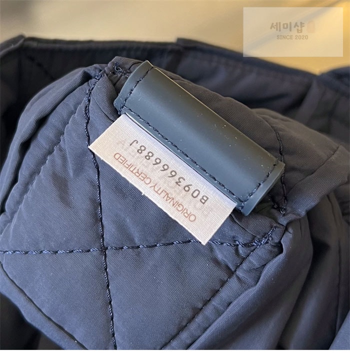 Bottega Veneta 보테가베네타 패디드 테크 카세트 백 “ 3COLOR ” 네이비 Bag 18번 이미지