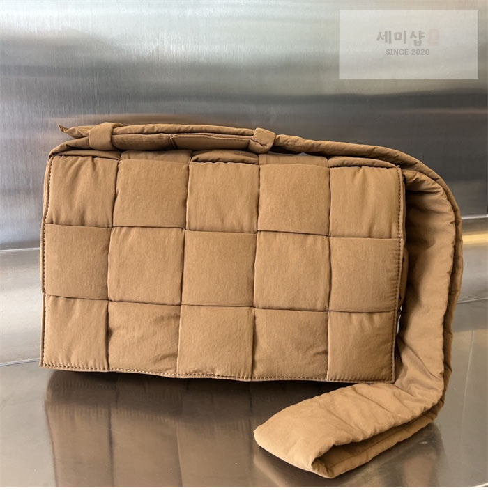 Bottega Veneta 보테가베네타 패디드 테크 카세트 백 “ 3COLOR ” 네이비 Bag 2번 이미지