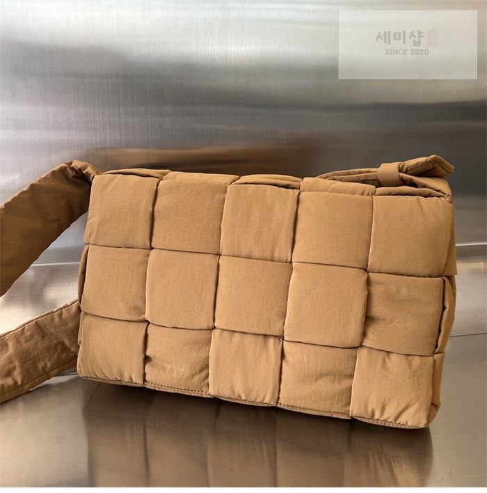 Bottega Veneta 보테가베네타 패디드 테크 카세트 백 “ 3COLOR ” 네이비 Bag 11번 이미지