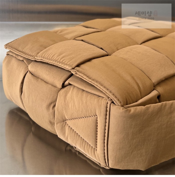 Bottega Veneta 보테가베네타 패디드 테크 카세트 백 “ 3COLOR ” 네이비 Bag 27번 이미지