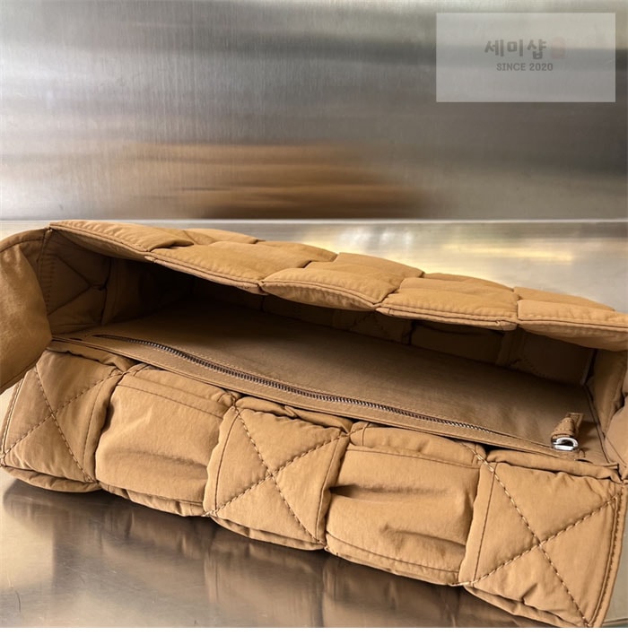 Bottega Veneta 보테가베네타 패디드 테크 카세트 백 “ 3COLOR ” 네이비 Bag 3번 이미지