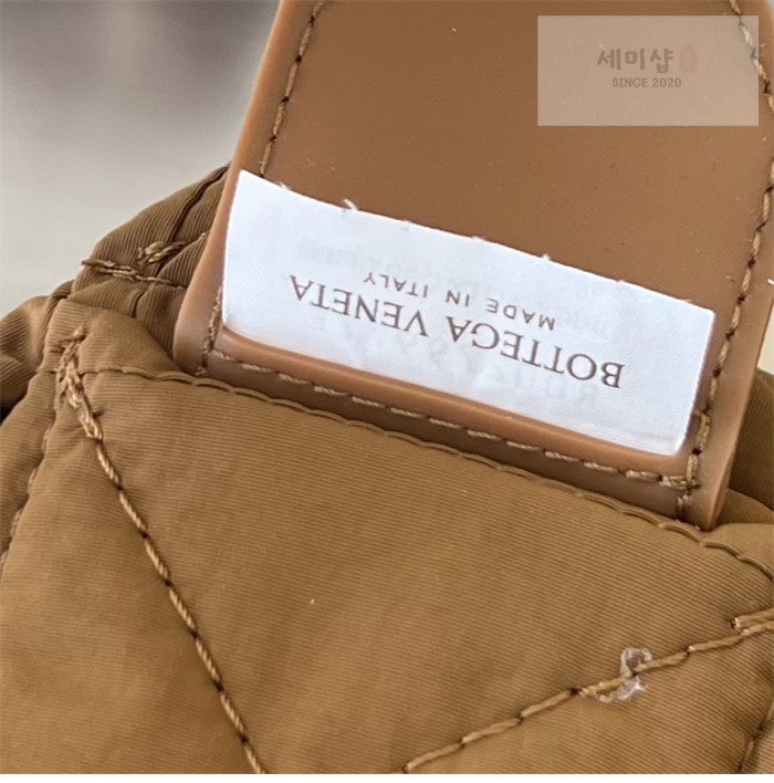 Bottega Veneta 보테가베네타 패디드 테크 카세트 백 “ 3COLOR ” 네이비 Bag 30번 이미지