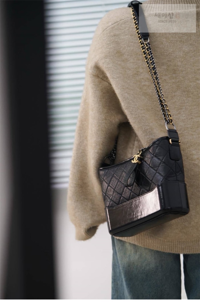 C H A N E L 샤넬 가브리엘 호보백 미디움 블랙 Bag 16번 이미지