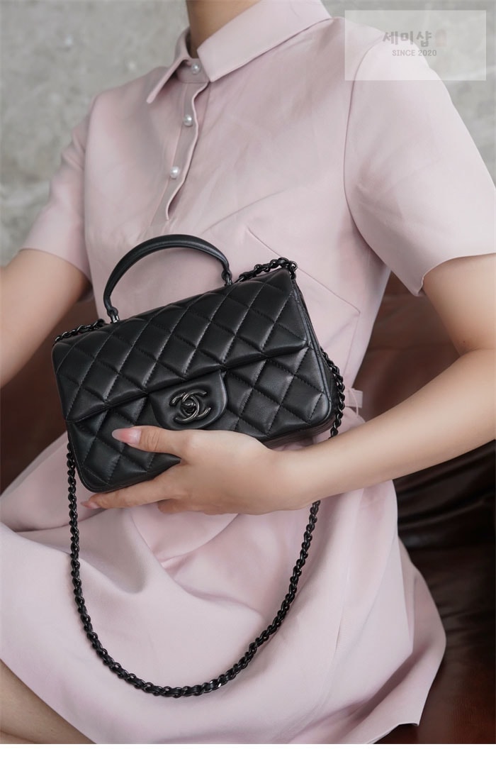 C H A N E L 샤넬 뉴미니 CF 탑핸들 쏘블랙 블랙 Bag 1번 이미지