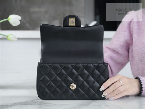 C H A N E L 샤넬 램스킨 탑 핸들 미니 플랩 백 블랙 Bag 3번 이미지