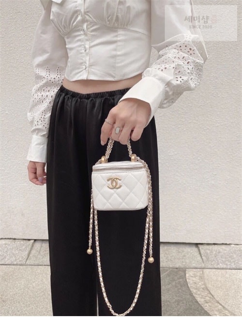C H A N E L 샤넬 베니티 미니백 화이트 Bag 8번 이미지
