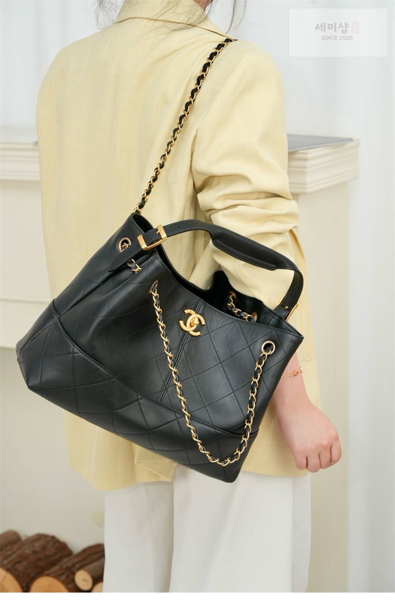 C H A N E L 샤넬 카프스킨 골드메탈 25백 블랙 Bag 10번 이미지