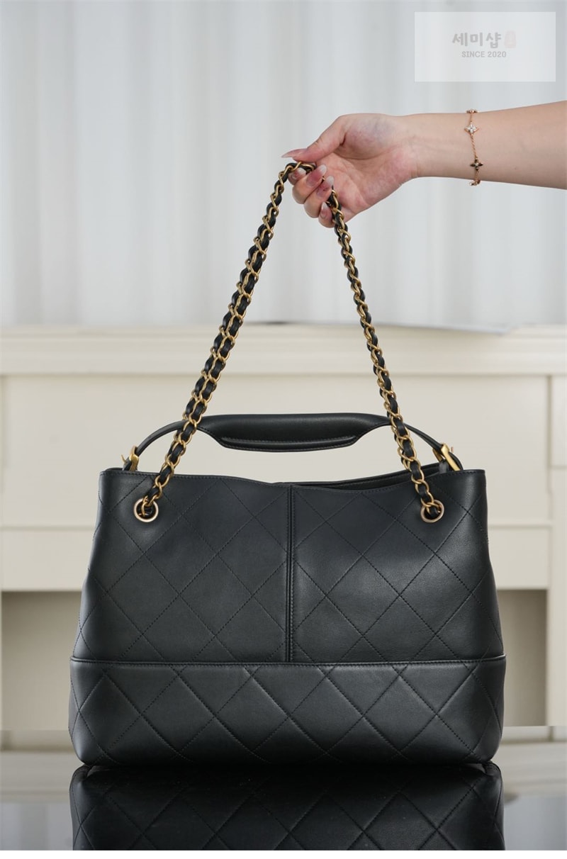 C H A N E L 샤넬 카프스킨 골드메탈 25백 블랙 Bag 4번 이미지