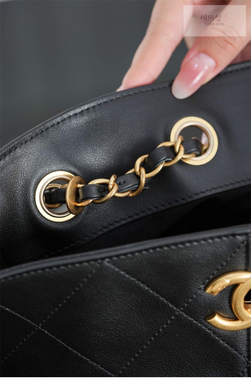C H A N E L 샤넬 카프스킨 골드메탈 25백 블랙 Bag 15번 이미지