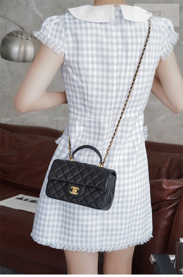 C H A N E L 샤넬 캐비어 탑 핸들 미니 플랩 백 블랙 Bag 8번 이미지