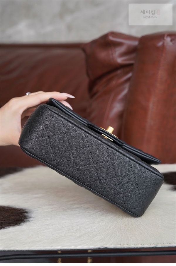 C H A N E L 샤넬 캐비어 탑 핸들 미니 플랩 백 블랙 Bag 5번 이미지