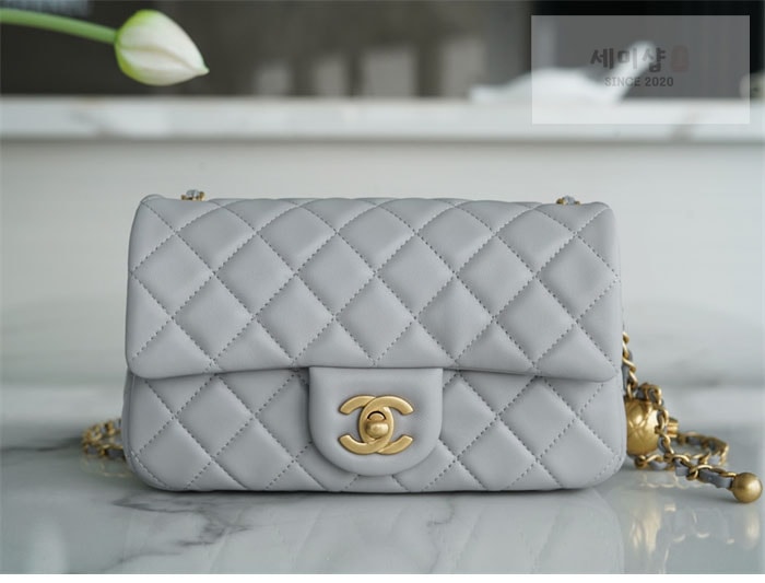 C H A N E L 샤넬 클래식 골드볼 미니 플랩백 그레이 그레이 Bag 4번 이미지