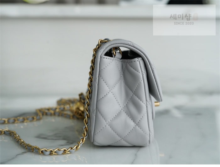C H A N E L 샤넬 클래식 골드볼 미니 플랩백 그레이 그레이 Bag 18번 이미지