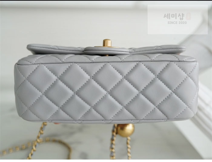 C H A N E L 샤넬 클래식 골드볼 미니 플랩백 그레이 그레이 Bag 15번 이미지