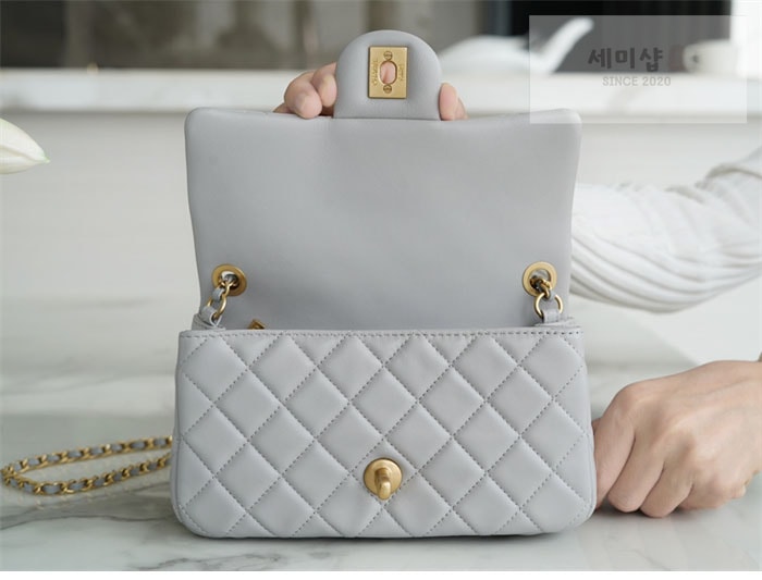 C H A N E L 샤넬 클래식 골드볼 미니 플랩백 그레이 그레이 Bag 2번 이미지