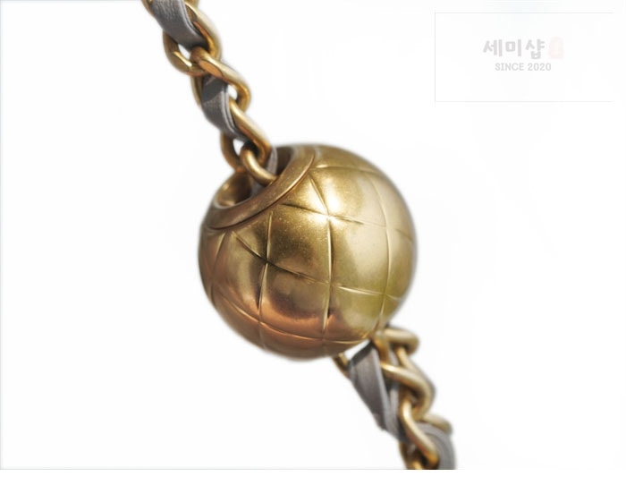 C H A N E L 샤넬 클래식 골드볼 미니 플랩백 그레이 그레이 Bag 8번 이미지
