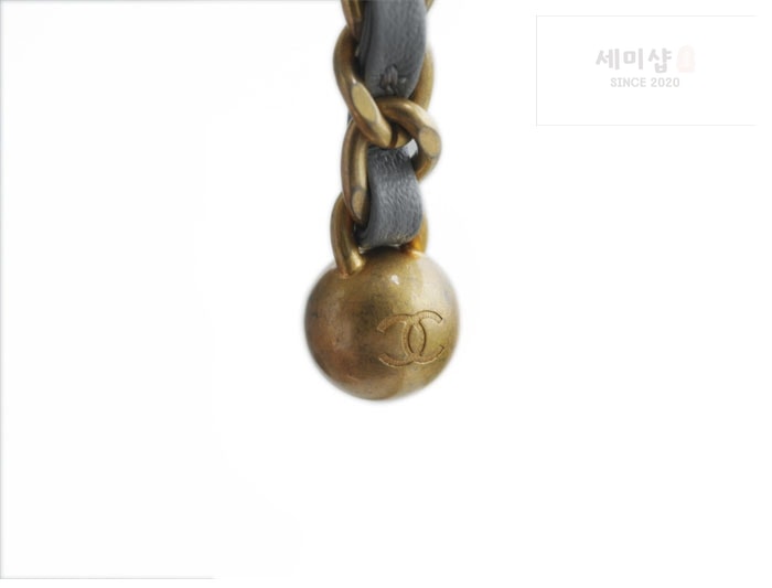 C H A N E L 샤넬 클래식 골드볼 미니 플랩백 그레이 그레이 Bag 9번 이미지