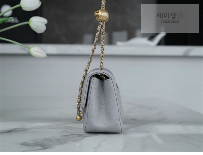C H A N E L 샤넬 클래식 골드볼 쁘띠삭 플랩백 그레이 그레이 Bag 17번 이미지