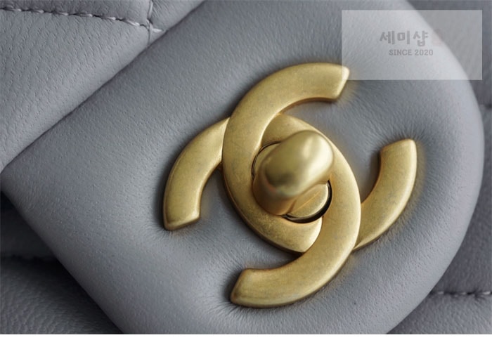 C H A N E L 샤넬 클래식 골드볼 쁘띠삭 플랩백 그레이 그레이 Bag 5번 이미지
