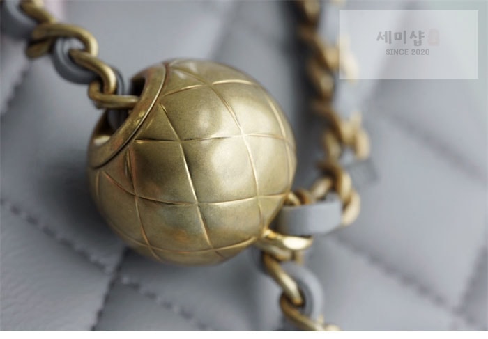 C H A N E L 샤넬 클래식 골드볼 쁘띠삭 플랩백 그레이 그레이 Bag 12번 이미지