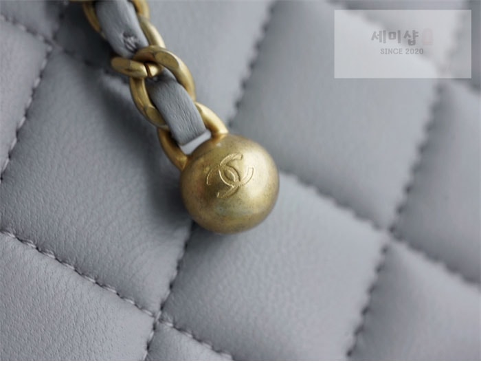 C H A N E L 샤넬 클래식 골드볼 쁘띠삭 플랩백 그레이 그레이 Bag 18번 이미지