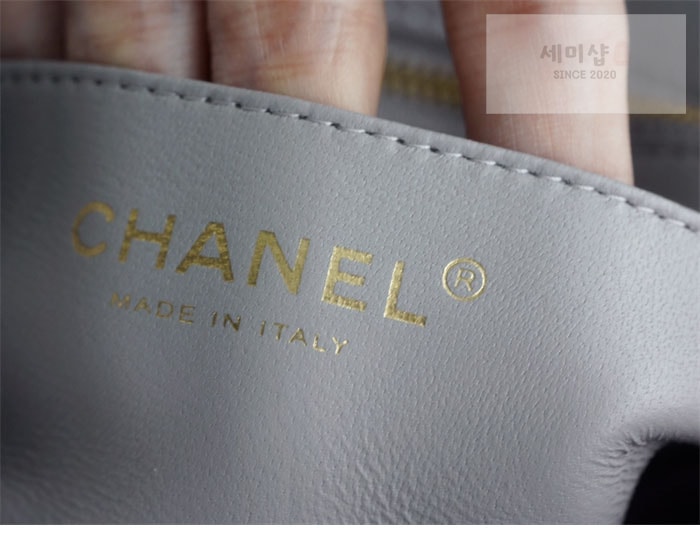 C H A N E L 샤넬 클래식 골드볼 쁘띠삭 플랩백 그레이 그레이 Bag 20번 이미지