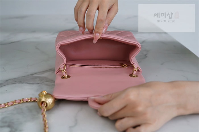 C H A N E L 샤넬 클래식 골드볼 쁘띠삭 플랩백 핑크 핑크 Bag 7번 이미지