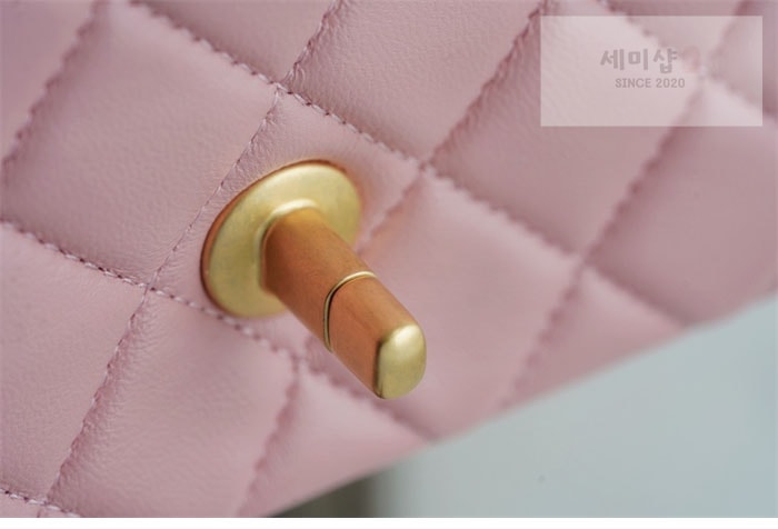C H A N E L 샤넬 클래식 골드볼 쁘띠삭 플랩백 핑크 핑크 Bag 2번 이미지