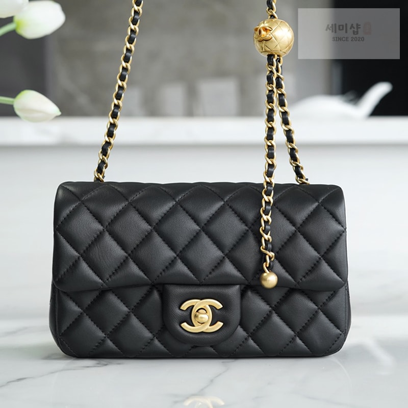 C H A N E L 샤넬 클래식 골든볼 플랩 뉴미니 블랙 블랙 Bag 15번 이미지
