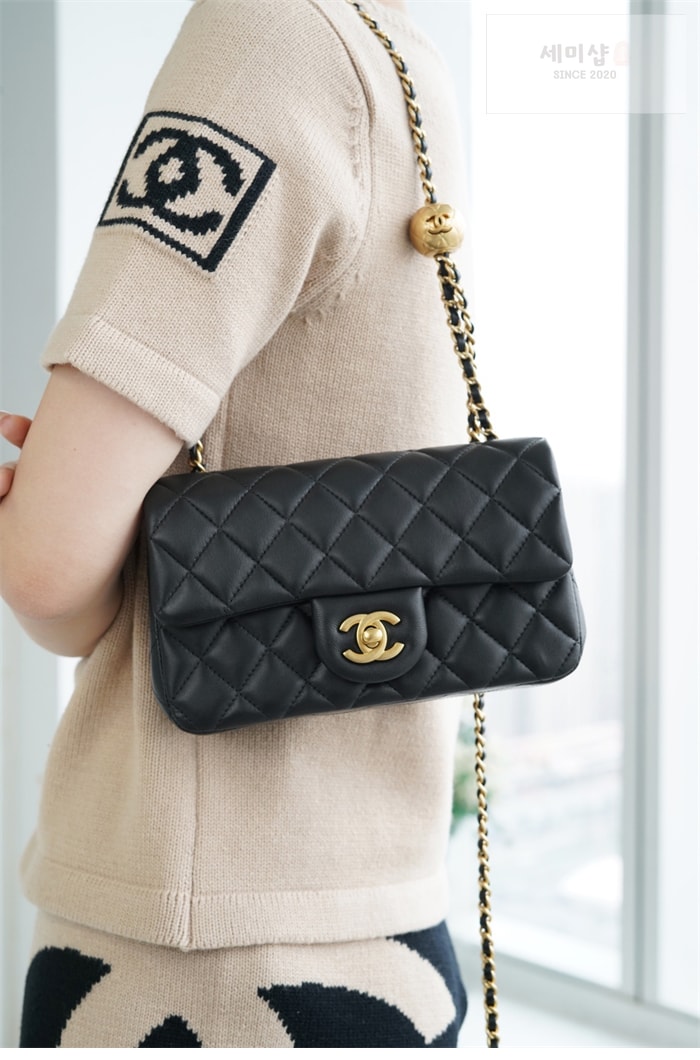C H A N E L 샤넬 클래식 골든볼 플랩 뉴미니 블랙 블랙 Bag 1번 이미지