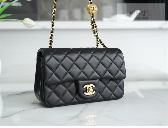 C H A N E L 샤넬 클래식 골든볼 플랩 뉴미니 블랙 블랙 Bag 17번 이미지