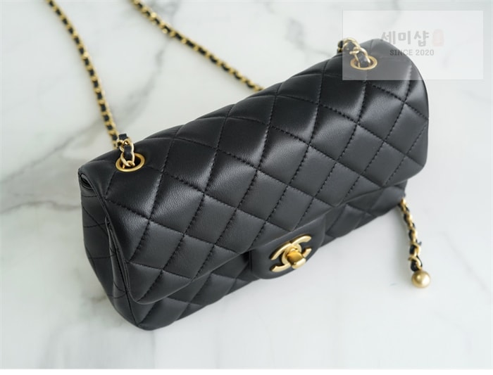 C H A N E L 샤넬 클래식 골든볼 플랩 뉴미니 블랙 블랙 Bag 3번 이미지