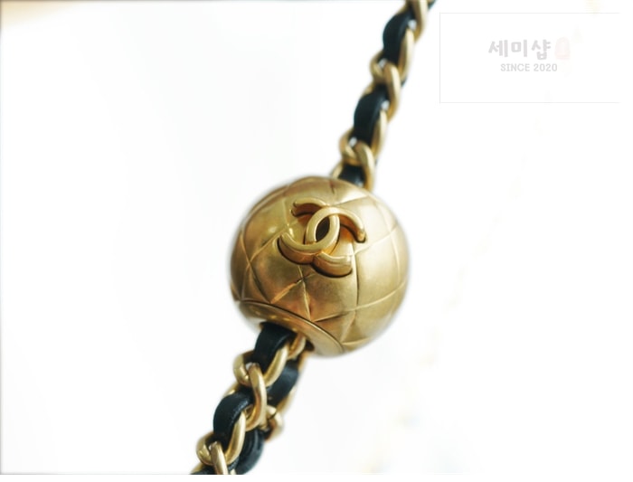 C H A N E L 샤넬 클래식 골든볼 플랩 뉴미니 블랙 블랙 Bag 5번 이미지