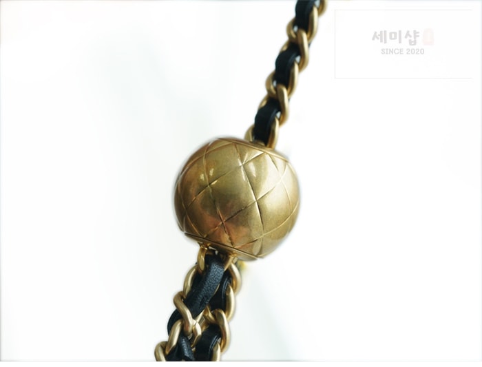 C H A N E L 샤넬 클래식 골든볼 플랩 뉴미니 블랙 블랙 Bag 12번 이미지