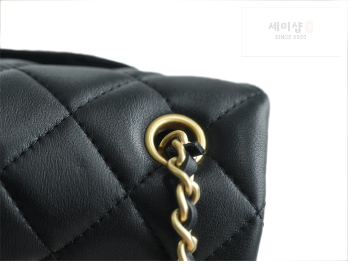 C H A N E L 샤넬 클래식 골든볼 플랩 뉴미니 블랙 블랙 Bag 6번 이미지